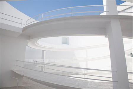 Curving elevated walkway in modern courtyard Foto de stock - Sin royalties Premium, Código: 6113-06497964