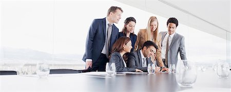 firmar - Business people watching businessman sign contract in conference room Foto de stock - Sin royalties Premium, Código: 6113-06497965