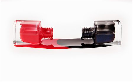 simsearch:6113-06498031,k - Blue and coral fingernail polish spilling from bottles Stockbilder - Premium RF Lizenzfrei, Bildnummer: 6113-06497991