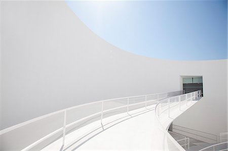 Elevated walkway leading to doorway Photographie de stock - Premium Libres de Droits, Code: 6113-06497904