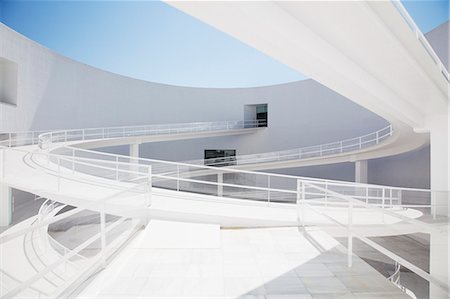 Curving elevated walkway in modern courtyard Stockbilder - Premium RF Lizenzfrei, Bildnummer: 6113-06497918