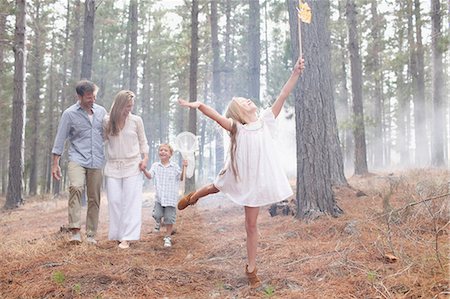 family walking smile - Happy family  with butterfly nets in sunny woods Foto de stock - Sin royalties Premium, Código: 6113-06498062