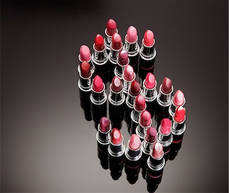 Multicolor lipsticks forming dollar sign Stockbilder - Premium RF Lizenzfrei, Bildnummer: 6113-06498001