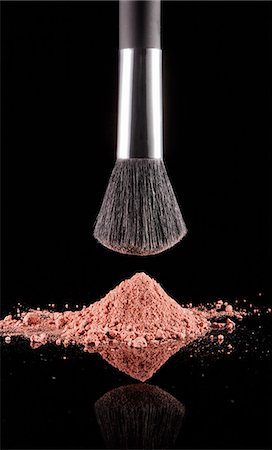 Makeup brush over coral blush powder Photographie de stock - Premium Libres de Droits, Code: 6113-06498009