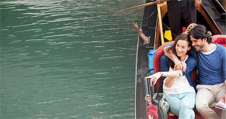 Smiling couple riding in gondola on canal in Venice Foto de stock - Sin royalties Premium, Código: 6113-06498151