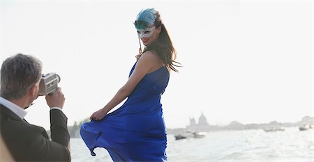 filmer - Man filming woman in mask at waterfront in Venice Photographie de stock - Premium Libres de Droits, Code: 6113-06498179