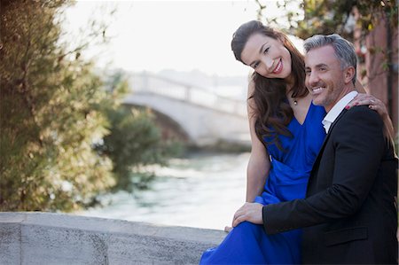 simsearch:6108-05872951,k - Portrait of smiling well-dressed couple at waterfront Foto de stock - Royalty Free Premium, Número: 6113-06498130