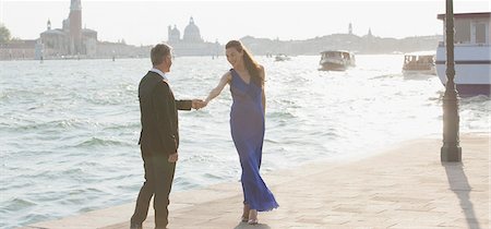 europe couple traveling - Well-dressed man and woman at waterfront in Venice Foto de stock - Sin royalties Premium, Código: 6113-06498138