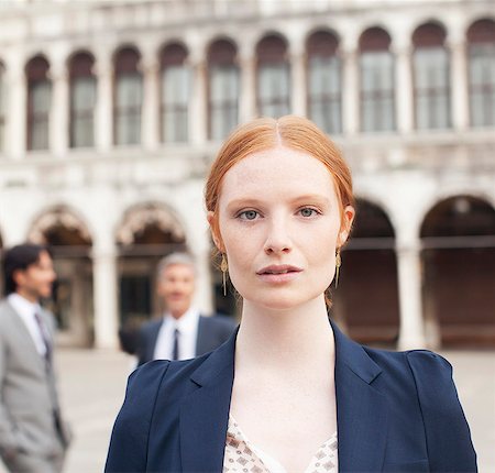 Close up portrait of confident businesswoman Foto de stock - Sin royalties Premium, Código: 6113-06498212