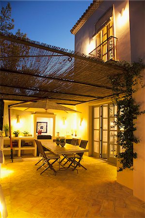 store night exterior - Illuminated patio of luxury villa Photographie de stock - Premium Libres de Droits, Code: 6113-06498364