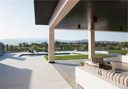 simsearch:6113-06498845,k - Luxury patio overlooking swimming pool and mountains Stockbilder - Premium RF Lizenzfrei, Bildnummer: 6113-06498393