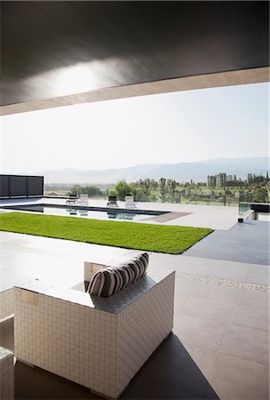 simsearch:6113-06498845,k - Luxury patio overlooking swimming pool Stockbilder - Premium RF Lizenzfrei, Bildnummer: 6113-06498394