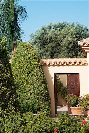 simsearch:6113-06498343,k - Garden surrounding courtyard doorway of luxury villa Photographie de stock - Premium Libres de Droits, Code: 6113-06498305
