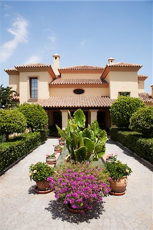 Potted plants in formal garden outside villa Foto de stock - Sin royalties Premium, Código: 6113-06498339