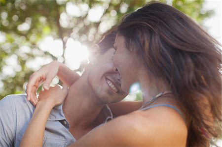 simsearch:6113-07543634,k - Close up of happy couple hugging Photographie de stock - Premium Libres de Droits, Code: 6113-06498460