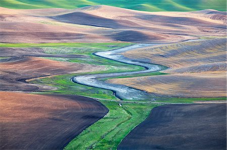 Aerial view of river winding through landscape Photographie de stock - Premium Libres de Droits, Code: 6113-06498411
