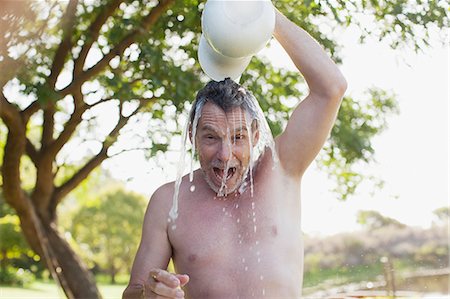 picho - Portrait of enthusiastic man pouring water overhead Foto de stock - Sin royalties Premium, Código: 6113-06498576