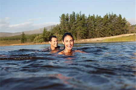 simsearch:6113-07147423,k - Portrait of smiling couple swimming in lake Foto de stock - Royalty Free Premium, Número: 6113-06498504