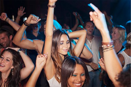 pista de baile - Crowd dancing on dance floor of nightclub Foto de stock - Sin royalties Premium, Código: 6113-06498670