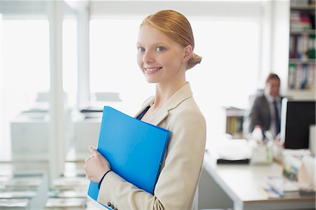 reliure à anneaux - Portrait of confident businesswoman holding folder Photographie de stock - Premium Libres de Droits, Code: 6113-06498786