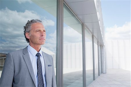 rooftop - Pensive businessman outside building Photographie de stock - Premium Libres de Droits, Code: 6113-06498844