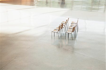 espacio vacío - Chairs in a row in empty lobby Foto de stock - Sin royalties Premium, Código: 6113-06498886