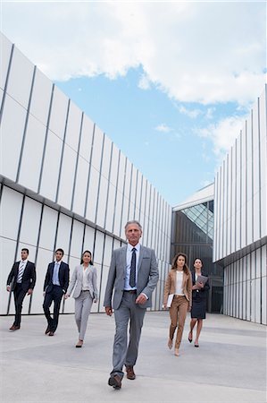 filipina businesswoman - Confident business people walking outside building Photographie de stock - Premium Libres de Droits, Code: 6113-06498819