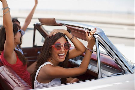 Smiling women driving convertible Foto de stock - Sin royalties Premium, Código: 6113-06498960