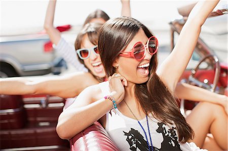 Women cheering in convertible Foto de stock - Sin royalties Premium, Código: 6113-06498987