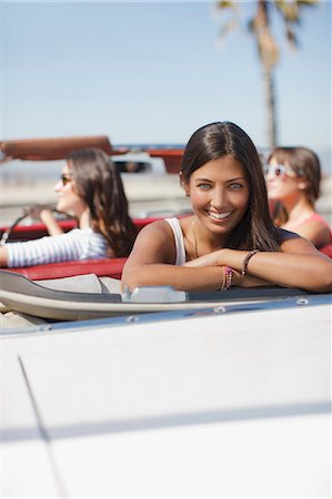 simsearch:6113-06899304,k - Smiling woman sitting in convertible Foto de stock - Sin royalties Premium, Código: 6113-06498990