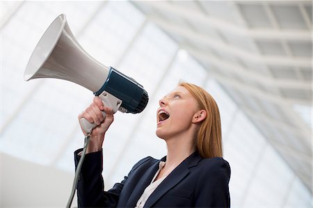 Businesswoman shouting into bullhorn Photographie de stock - Premium Libres de Droits, Code: 6113-06498900
