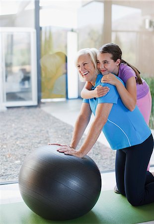 Girl hugging grandmother on exercise ball Foto de stock - Sin royalties Premium, Código: 6113-06499028