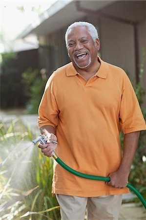 schlauch (flüssigkeitstransport) - Older men watering plants in backyard Stockbilder - Premium RF Lizenzfrei, Bildnummer: 6113-06499140