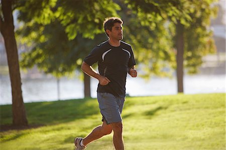 single caucasian male jogging - Man jogging in park Foto de stock - Sin royalties Premium, Código: 6113-06499142