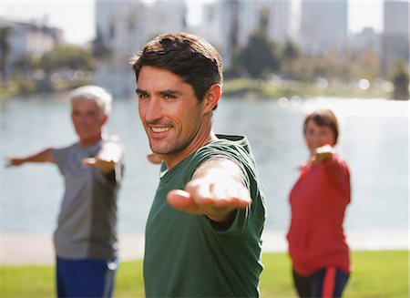 Yoga teacher demonstrating pose for students Foto de stock - Sin royalties Premium, Código: 6113-06499125