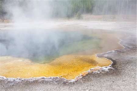 parque nacional yellowstone - Steam rising from natural pool Foto de stock - Sin royalties Premium, Código: 6113-06625510