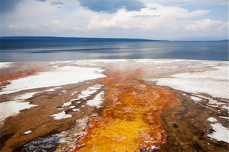 parque nacional yellowstone - Rock formations and colorful pool Foto de stock - Sin royalties Premium, Código: 6113-06625521