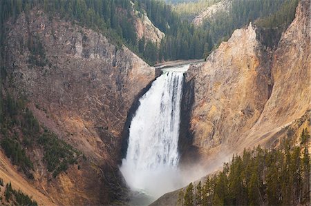 rio yellowstone - Aerial view of waterfall in rocky canyon Foto de stock - Royalty Free Premium, Número: 6113-06625528