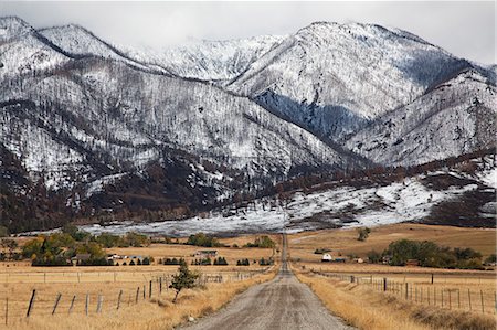 Rural road leading to snowy mountains Photographie de stock - Premium Libres de Droits, Code: 6113-06625537
