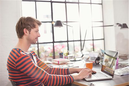 start up - Man using laptop at desk Foto de stock - Sin royalties Premium, Código: 6113-06625648