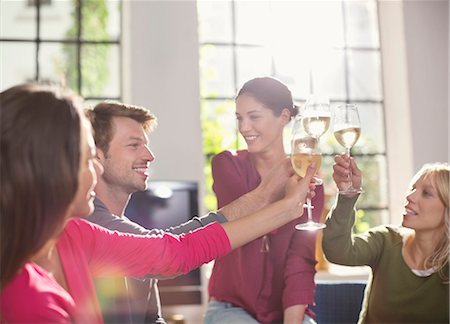 pasando el rato - Friends toasting each other with wine Foto de stock - Sin royalties Premium, Código: 6113-06625651