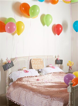 simsearch:6113-06625683,k - Colorful balloons over marriage bed Foto de stock - Sin royalties Premium, Código: 6113-06625677