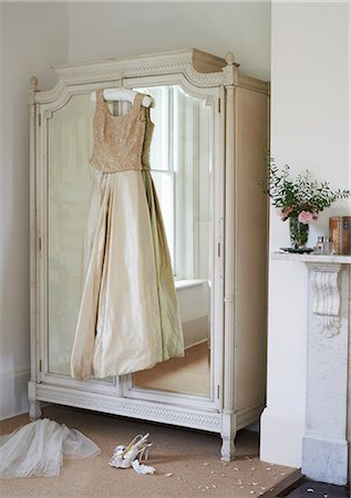 schleier - Wedding gown hanging from wardrobe Stockbilder - Premium RF Lizenzfrei, Bildnummer: 6113-06625683