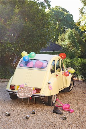 rustic wedding - Newlywed's car decorated with balloons Photographie de stock - Premium Libres de Droits, Code: 6113-06625681