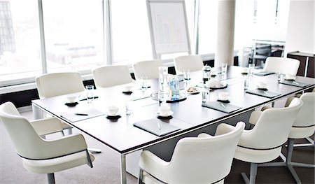 salle de réunion - Table set for meeting in office Photographie de stock - Premium Libres de Droits, Code: 6113-06625698