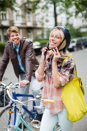 Woman fastening bicycle helmet Photographie de stock - Premium Libres de Droits, Code: 6113-06625607