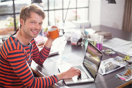 Man using laptop with cup of coffee Photographie de stock - Premium Libres de Droits, Code: 6113-06625632