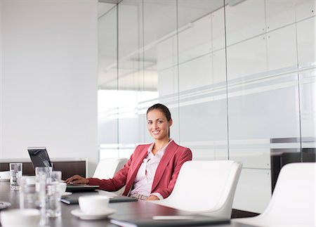 Businesswoman smiling at meeting table Foto de stock - Sin royalties Premium, Código: 6113-06625720