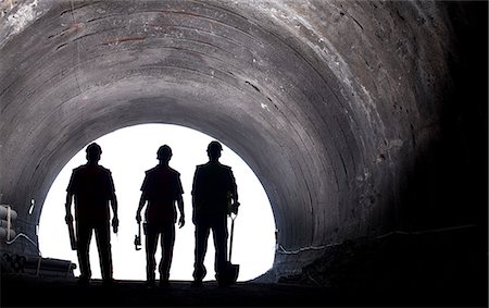 pá - Silhouette of workers in tunnel Foto de stock - Royalty Free Premium, Número: 6113-06625845