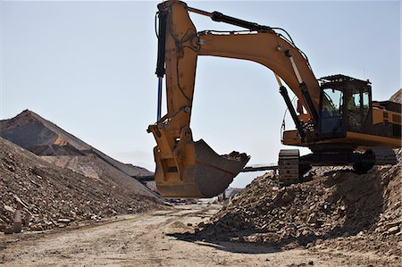 Digger working in quarry Photographie de stock - Premium Libres de Droits, Code: 6113-06625856